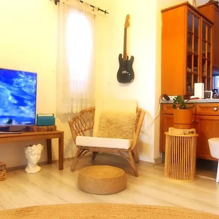 Villa Central, Stylish, 2br, 2bathr, Fast Wifi, Fr-parking, Terrace & Garden *