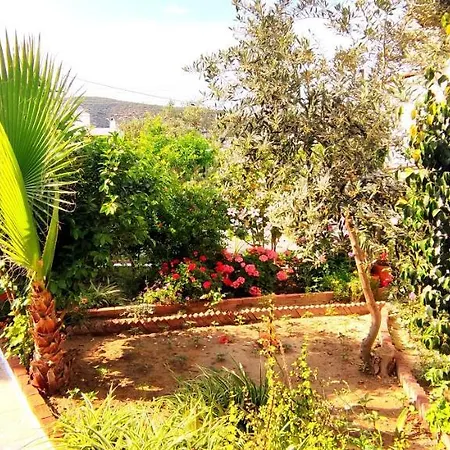 Central, Stylish, 2br, 2bathr, Fast Wifi, Fr-parking, Terrace & Garden וילה