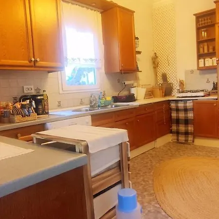 Central, Stylish, 2br, 2bathr, Fast Wifi, Fr-parking, Terrace & Garden וילה