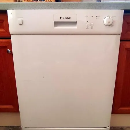 Central, Stylish, 2br, 2bathr, Fast Wifi, Fr-parking, Terrace & Garden וילה